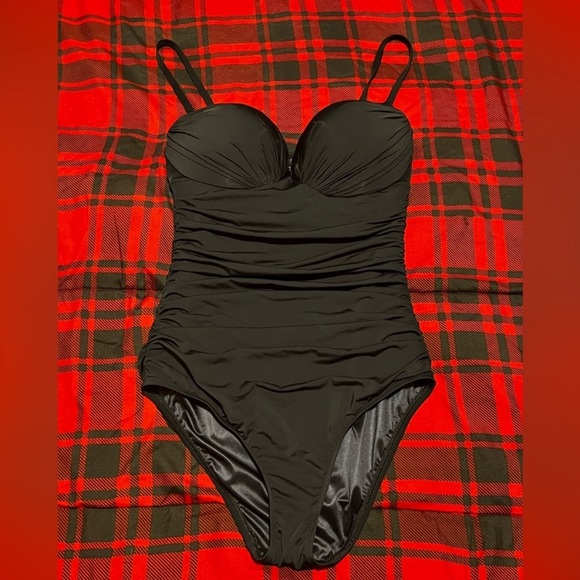 Victoria’s Secret bombshell swimsuit - Picture 2 of 9